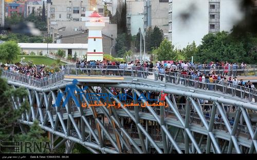  گردش تهرانی ها روی پل طبیعت