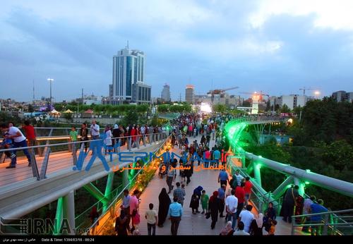 تصاویر دیدنی از گردش تهرانی ها روی پل طبیعت