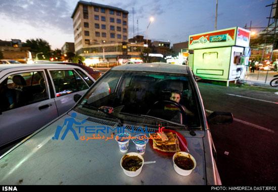 سفره های افطار در خیابان های تهران<br /><br /><br /><br />
 