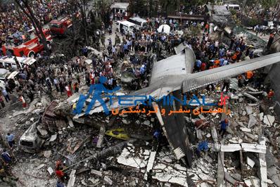 تصاویر سقوط هواپیمای اندونزی وسط شهر 