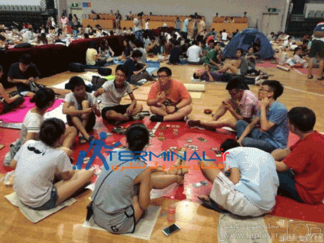 روش جالب دانش آموزان چینی برای فرار از گرما! +تصاویر