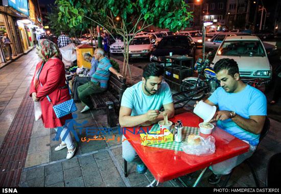 سفره های افطار در خیابان های تهران<br /><br /><br /><br />
 
