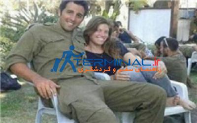 تعرض چهار صهیونیست به این سرباز زن+عکس